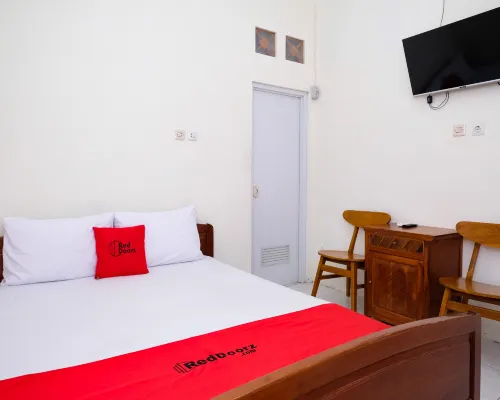 RedDoorz Syariah near Terminal Bus Giwangan Hotels in Bantul Regency