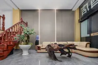 Jujia Hotel (Zhaotong Hejing Plaza) - parking