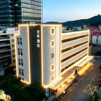 โรงแรม JI (จัตุรัสสี่พฤษภาคม ชิงเต่า ถนนเหยียนอัน 3) โรงแรมใกล้วัดซานชาน