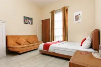 RedDoorz Near Cipinang Indah Mall - Homestays