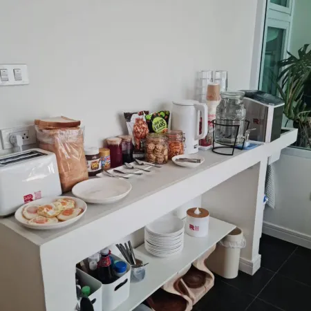 [R4R] RoomforRest Boutique Hotel Bangsaen Beach Отели рядом с достопримечательностью «Мыс Тан»