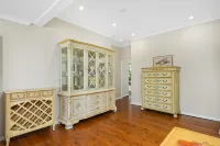 River View Oasis: Spacious 3-Bed House with Pool - Private Pools