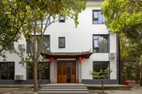 Huaxi·Longmen Manor Hotel (Longmen Grottoes Northwest Service Area Longmen High-Speed Rail Station) Hotels in Economic Development Zone