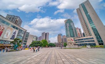 IU Hotel (Chongqing Yangjiaping Pedestrian Street Subway Station)