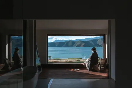 Lugu Lake Zaichuan Chief Quanhu Shengjing Designer Resort Hotel (Mosuo Goddess Panorama) Отели рядом с достопримечательностью «Rigg Viewing Platform»