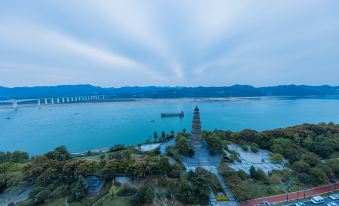 Ramada Binjiang Hotel Yichang - Housity