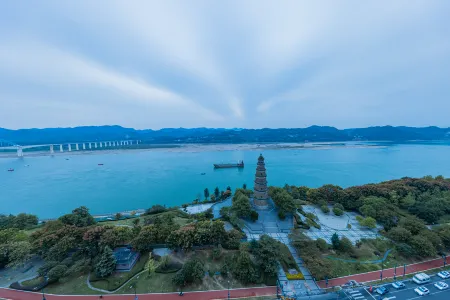 Ramada Binjiang Hotel Yichang Отели рядом с достопримечательностью «Yiling Square»