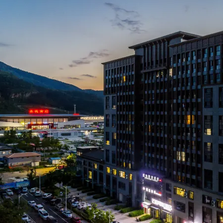 Shengyi Light Luxury Hotel (Chengde South Station Store)