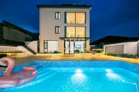 Haikuoyunshen·Super first-line sunrise sea view pool holiday villa (Xiaowushitang Branch)
