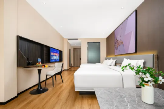 White Swan Hotel (Weihui City Government Store)