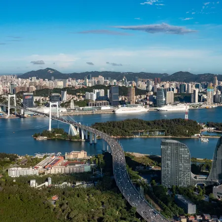 HUALUXE Hotels and Resorts XIAMEN HAICANG HARBOUR VIEW Отели рядом с достопримечательностью «Мост Хай Кан»