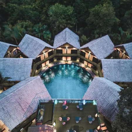 A Coral Reefs Resort Отели рядом с достопримечательностью «Площадь Орла»