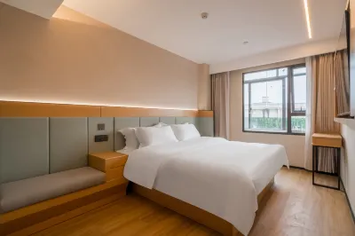 YIHEJU·HOTEL（Jinqiao Road subway station） Hotels near Watsons (Changdao Shop)