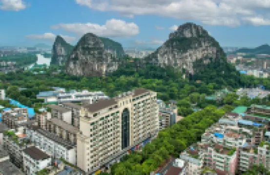 Yijian Hotel (Guilin South Railway Station Nanxi Mountain Park Branch) Hotel berhampiran Lingui Socialism School
