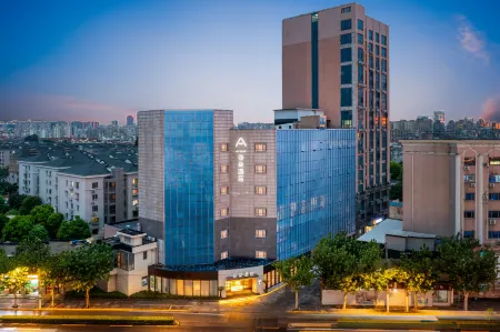 Atour Hotel Shanghai  Jing'an IMIX Park Отели рядом с достопримечательностью «Shanghai University of Engineering Science (Xincun Road)»