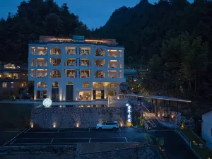 Zhangjiajie Tianzishan Family Boundary · Liangshe (National Forest Park Store)