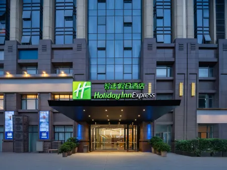 Holiday Inn Express Chengdu Airport Zone Отели рядом с достопримечательностью «Jiaolonggang Zhanshi Center»