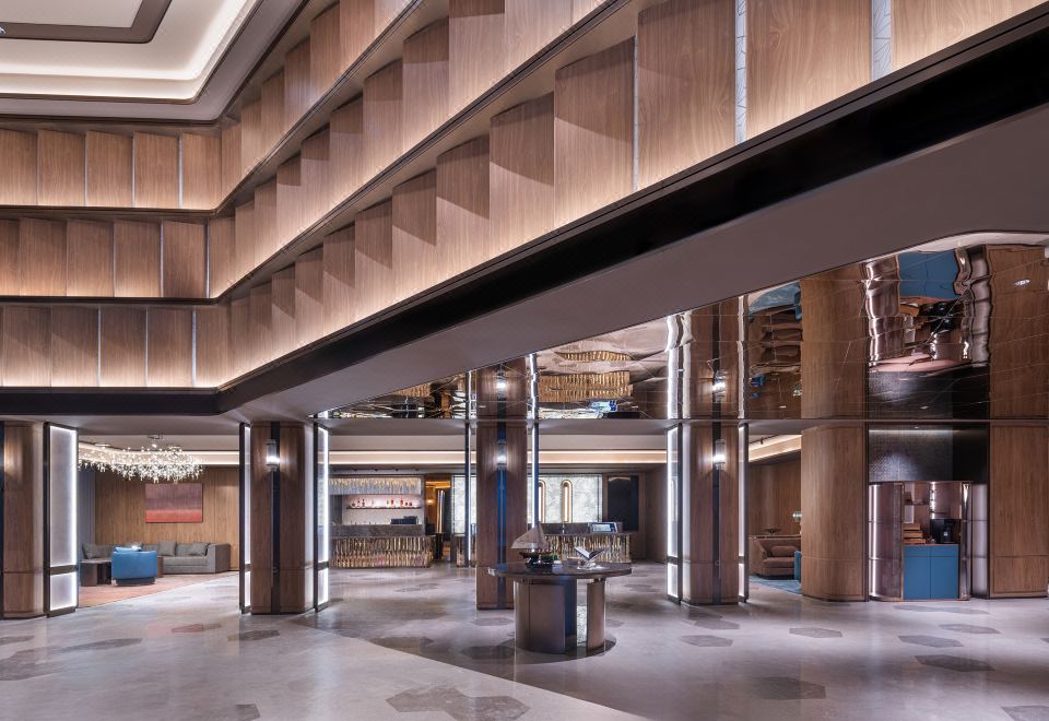 칭다오의 번화한 타이동 보행자 거리 야경