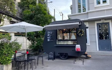 รูปภาพของบ้านพัก 3 ห้องนอน ใจกลางอโศก มีที่จอดรถ ห้องนั่งเล่น และห้องครัว 5 ก้าวเดินถึงสระว่ายน้ำ (สระแบบแชร์)