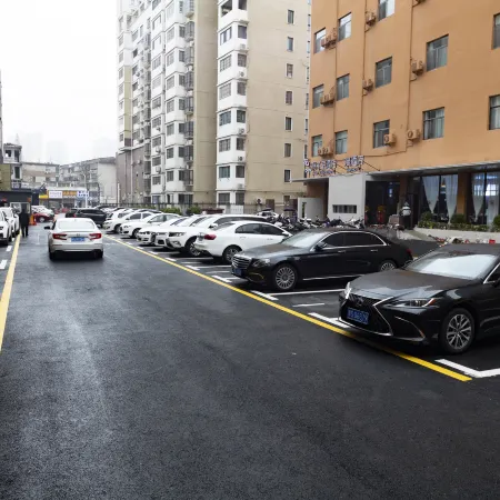 Starway Hotel (Xinyang Railway Station, Tianrun Plaza)