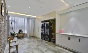 He Yin Hotel (Lishui University Qizilou Scenic Area)