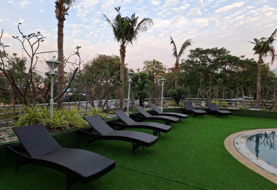 First Pacific Cirrus의 넓은 수영장