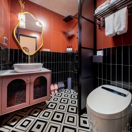 Xiangyu French Retro Hotel (Yanji Yanbian University Water Market Store)