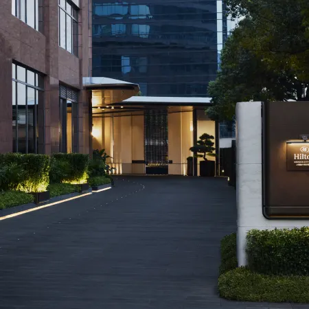 Hilton Shanghai City Center Отели рядом с достопримечательностью «Шанхайская библиотека»
