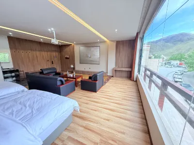 Yushu Thousand Households Hotel Các khách sạn gần Sân bay Ba Đường