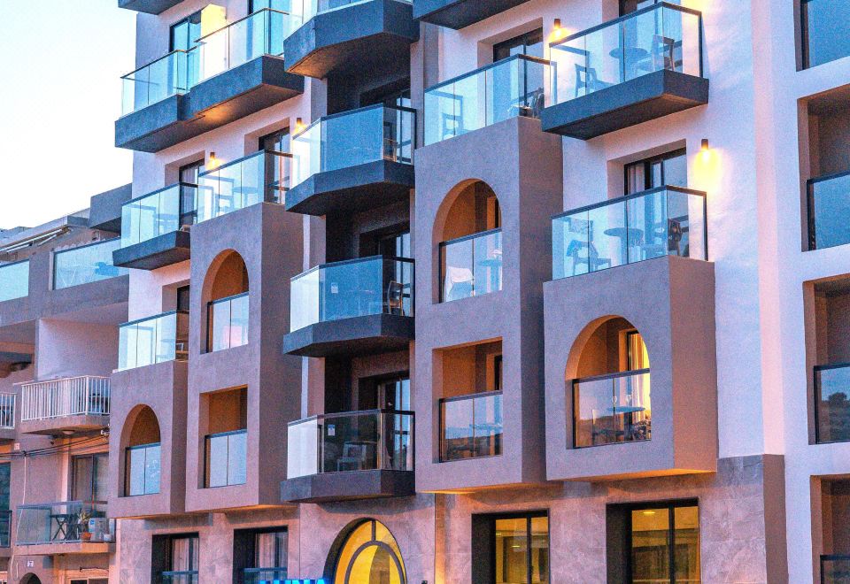 루나 홀리데이 컴플렉스의 수영장과 휴식 공간