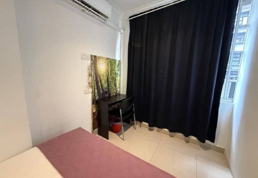 BG Travelers Hostel의 프론트 데스크 또는 안내판