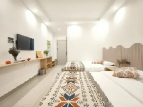 First come to the courtyard Hotels near Grand Stage River Scenic Area