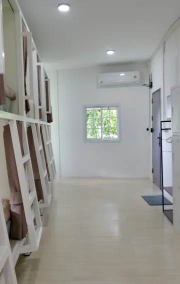 เตียงสองชั้นในห้องพักรวมหญิงชาย
