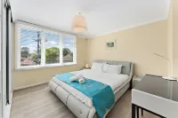 North Shore Spacious 2BR Home in Cremorne - Holiday Home Hotels in Mosman