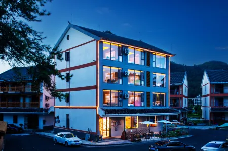 Moye Mountain House Отели рядом с достопримечательностью «Wolong Pond»