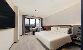 Nanchang Wanshou Palace Bayi Hall Subway Station Atour Light