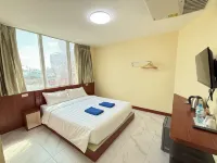 Scala Hostel Các khách sạn gần Trường Debsirin