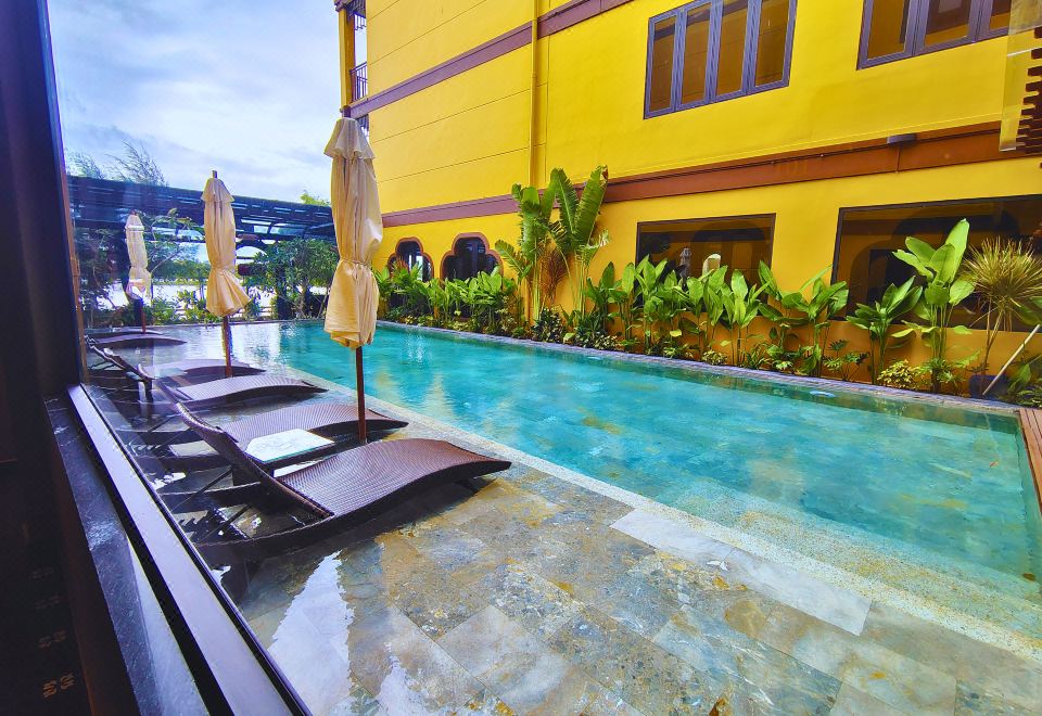 레리티지 리버사이드 호이안의 수영장 또는 전망