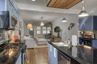 Spacious Renovated Home Near Attractions - บังกะโล