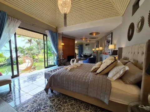 ห้องดีลักซ์เตียงใหญ่พร้อมวิวแม่น้ำและสระว่ายน้ำ