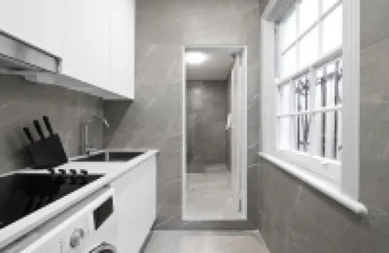 Prime Rooms w/ AC - Seconds to Central CBD - Shared Bathroom