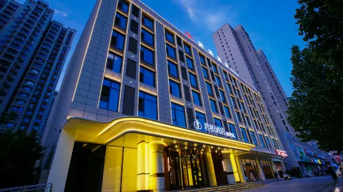 Junbo Hotel（Anyang Linzhou Hongqi Canal Avenue Municipal Government Branch）