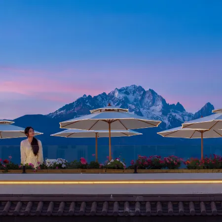 Lijiang Shinian · Listening to Snow Echoes | Yunding Snow Viewing Black Vinyl Garden Boutique Stay