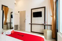 RedDoorz Plus @ Centrium Katamso Medan - Pensionat