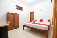 RedDoorz Plus Near Alun Alun Selatan - Pensions