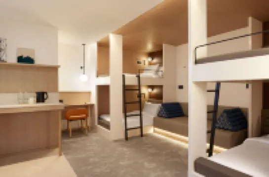 アーサイ ホテル サートーン Sky Villas周辺のホテル