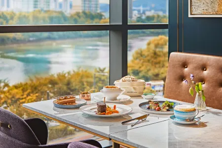 Sofitel Ambassador Seoul Hotel & Serviced Residences Отели рядом с достопримечательностью «Намсанская деревня-музей традиционного корейского жилища ханок»