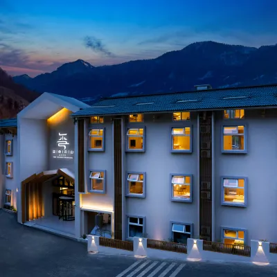 โรงแรมน้ำพุร้อนดีไซน์เนอร์ ยู่เช่อหยุนซาน (ศูนย์บริการนักท่องเที่ยว อุทยานแห่งชาติจิ่วจ้ายโกว) โรงแรมใกล้ซูเจิ้งซัง