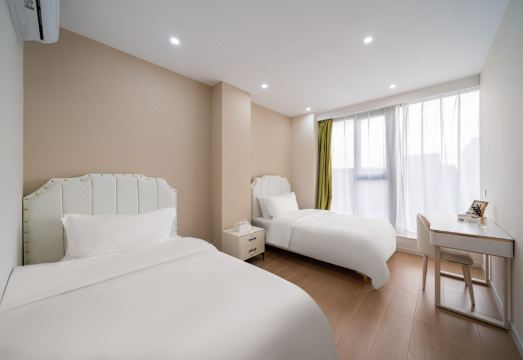 오렌지 하우스 아파트 객실 내부와 세탁기