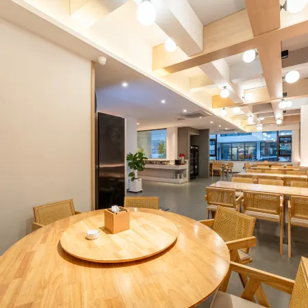 Floral Hotel·Luanchuan Guanshan Moon Homestay (Laojunshan Zhongling Cableway Store)
